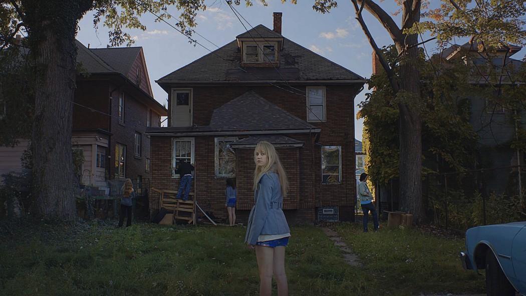 It-Follows-5-Maika-Monroe-1050x591